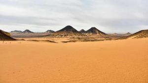 Az ZabūにあるWhite & Black Desert Campingの遠くに山々が見える砂漠の風景 +10枚の写真