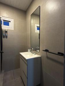 Bilik mandi di Cabaña en General Acha +7 gambar