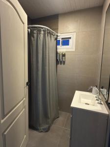 Koupelna v ubytování Cabaña en General Acha