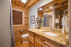 ein Badezimmer mit Waschbecken und Toilette in der Unterkunft Wildflowers by American Patriot Getaways in Cartertown + 37 Fotos