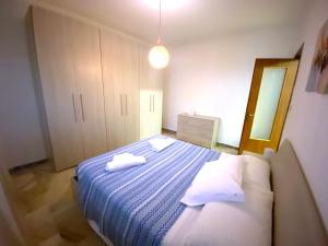 a bedroom with a bed with two towels on it at Casa Del Saliceto 2 in Caorso
