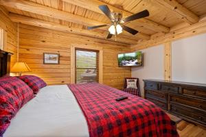 ein Schlafzimmer mit einem Bett und einem Deckenventilator in der Unterkunft Wildflowers by American Patriot Getaways in Cartertown