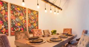 un comedor con una mesa con sillas y una pintura en Barbican's Luxurious Townhouse, en Plymouth