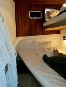 Habitación pequeña con 1 cama en un barco en Vulkana, en Tromsø