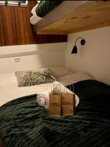 Un dormitorio con una cama con dos toallas encima. en Vulkana, en Tromsø