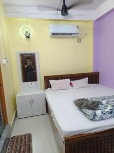 Ένα ή περισσότερα κρεβάτια σε δωμάτιο στο Meera Hotel And Lodging