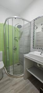 a bathroom with a shower and a sink at Hotel Kunjui in Utjeha