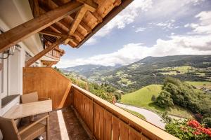 ein Balkon mit Blick auf die Berge in der Unterkunft EGGER Apartments & Suites in Villanders