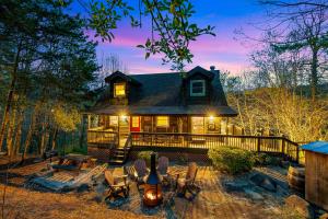 una casa con sedie e un tavolo di fronte ad essa di Wonders In The Sky by American Patriot Getaways a Oldham