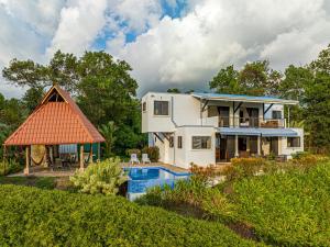 ein Haus mit einem Swimmingpool im Hof in der Unterkunft Casa Unicornio Azul in Uvita