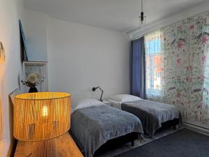 GehrdenにあるModerne 4 Zimmer Apartment mit Bergblick Stadtzentrum Contactless Check-inのベッドが2つと窓があるホテルの部屋