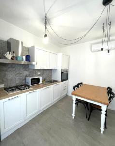 Photo de la galerie de l'établissement Libeccio Apartment, Rosa dei Venti, Perla Marina, à Forte Village