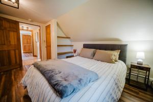 Ένα ή περισσότερα κρεβάτια σε δωμάτιο στο Spacious Country Home, Hot Tub, Fire Pit, Deck