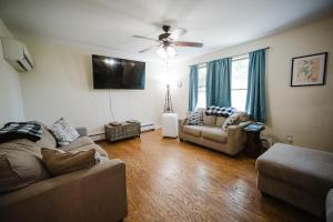 Χώρος καθιστικού στο Spacious Country Home, Hot Tub, Fire Pit, Deck