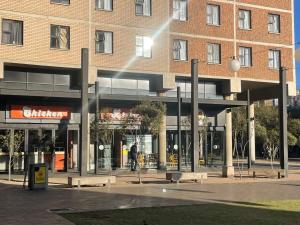 约翰内斯堡StayEasy in Maboneng的前面有人行走的建筑物