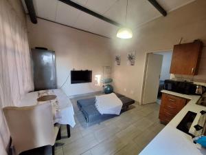 Η κουζίνα ή μικρή κουζίνα στο Cozy one bedroom in Kaldi Place