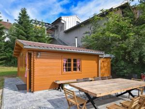 a wooden cabin with a table and chairs at Max in Waldkirchen
