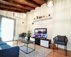 Televisyen dan/atau pusat hiburan di Romantic loft