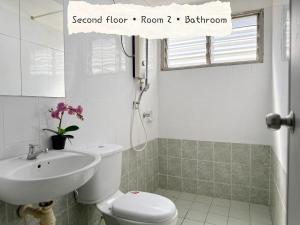 Ένα μπάνιο στο Familia Homestay 15pax 4R4B KL