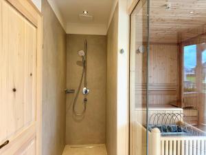 una ducha en un baño con puerta de cristal en Stöffler Haus Top 1, en Tamsweg 33 fotos más