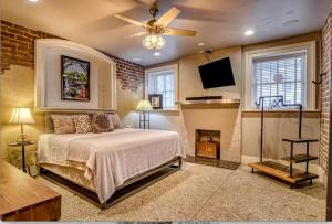 サバンナにあるSavannah Garden on Historic E Jones Stのベッドと暖炉のある寝室