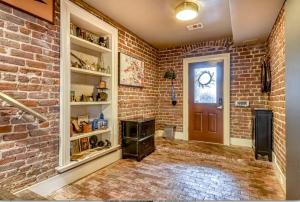 サバンナにあるSavannah Garden on Historic E Jones Stのレンガ造りの部屋