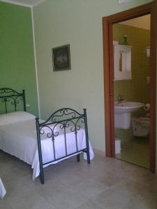 Koupelna v ubytování B&B Uliveto del Gargano + 37 fotografií