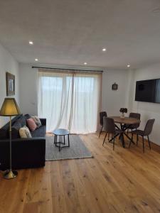 un soggiorno con un divano e un tavolo di Ferienwohnung NoEl a Dietmannsried