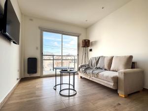 a living room with a couch and a table at deptoquedateaqui in Olavarría