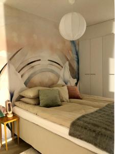 Ένα ή περισσότερα κρεβάτια σε δωμάτιο στο City Center Arctic Elegance Apartment