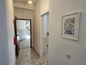 un corridoio con un dipinto sul muro e un corridoio con un corridoio di Blife Brasilya - private rooms at Santantonya 2nd floor a Faro