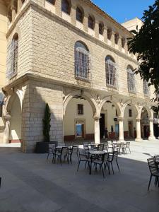 a building with tables and chairs in a courtyard at Centro 3 - Pescadería in Jaén
