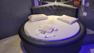 a round bed with two pillows and towels on it at Hotel 1001 noites ceilandia in Brasília