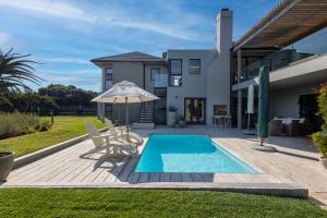 Πισίνα στο ή κοντά στο Exclusive Whale Rock 6-Bed Villa with Ocean Views