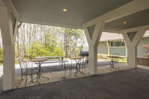 Balkón nebo terasa v ubytování Terrace Garden Manor by American Patriot Getaways