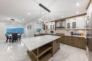 una cocina con una isla grande y un comedor en Luxury Home, en Victoria