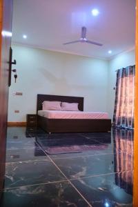 a bedroom with a bed and a ceiling at Spaggy suites City escape in Obeyie