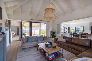 Χώρος καθιστικού στο Exclusive Whale Rock 6-Bed Villa with Ocean Views