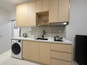 Dapur atau dapur kecil di Majestic Residences KLCC By Cozy