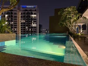 Kolam renang di atau dekat dengan Majestic Residences KLCC By Cozy