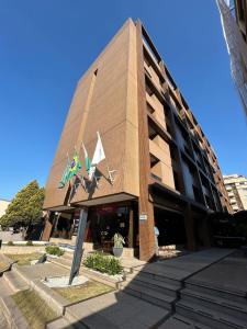 un edificio con un cartel delante en Flat no Alto da XV, en Curitiba