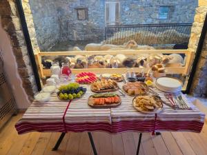 FishtëMe Ra, Mrizi Zanave的桌子上摆着许多盘子食物