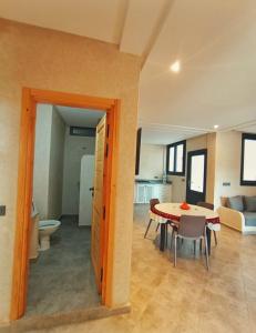 ein Esszimmer und eine Küche mit Tisch und Stühlen in der Unterkunft Mirleft Horizon Suites in Mirleft