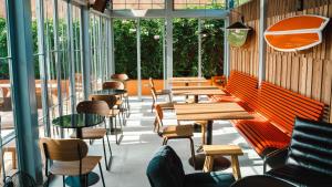 um restaurante com mesas, cadeiras e janelas em Quinta da Bicuda em Cascais