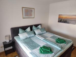 Un dormitorio con una cama con almohadas azules y blancas. en Haus Nordstrand Vereinsalle 21WHG 2 6, en Büsum