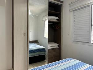 a mirror in a bedroom with a bed and a window at Ocian: 2 quartos, suíte, piscina e perto da praia in Samaritá +78 photos