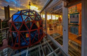 Una ventana de vidrio con un objeto geométrico en un edificio. en Mandala Yoga Hostel, en Bogotá