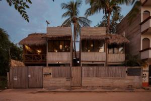 埃斯孔迪多港Punta Tamarindo的建筑前有栅栏的建筑