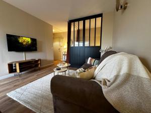 Μια τηλεόραση ή/και κέντρο ψυχαγωγίας στο LE MONET studio proche Bordeaux avec balcon wifi & place de parking privé prox tram et Aéroport