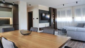 Imagen de la galería de POOL RESORT Vila Lena - KING SIZE Apartman 12, en Vrdnik 30 fotos más